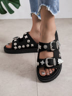 Chanclas planas con remaches de metal y tachuelas 