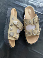 Chanclas planas con remaches de metal y tachuelas 