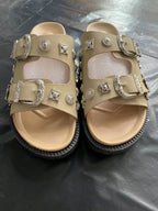 Chanclas planas con remaches de metal y tachuelas 