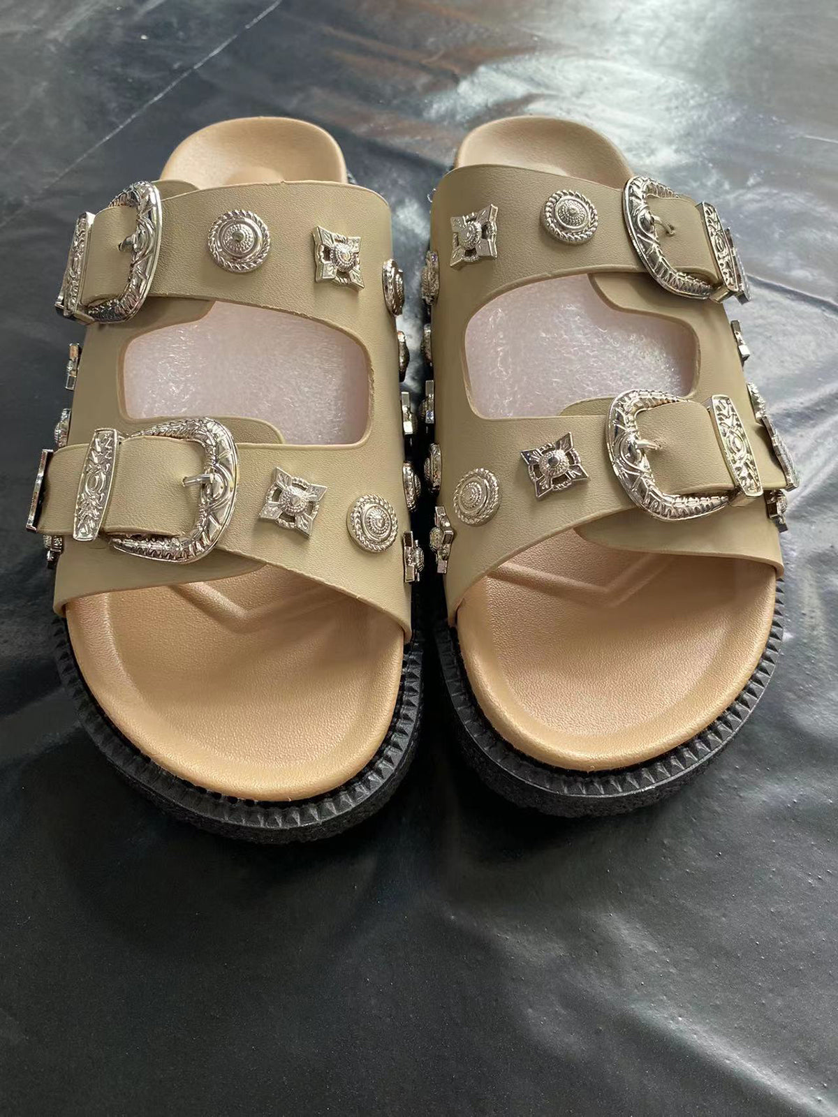 Chanclas planas con remaches de metal y tachuelas 