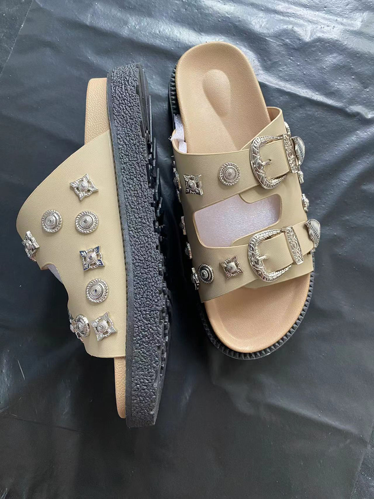 Chanclas planas con remaches de metal y tachuelas 