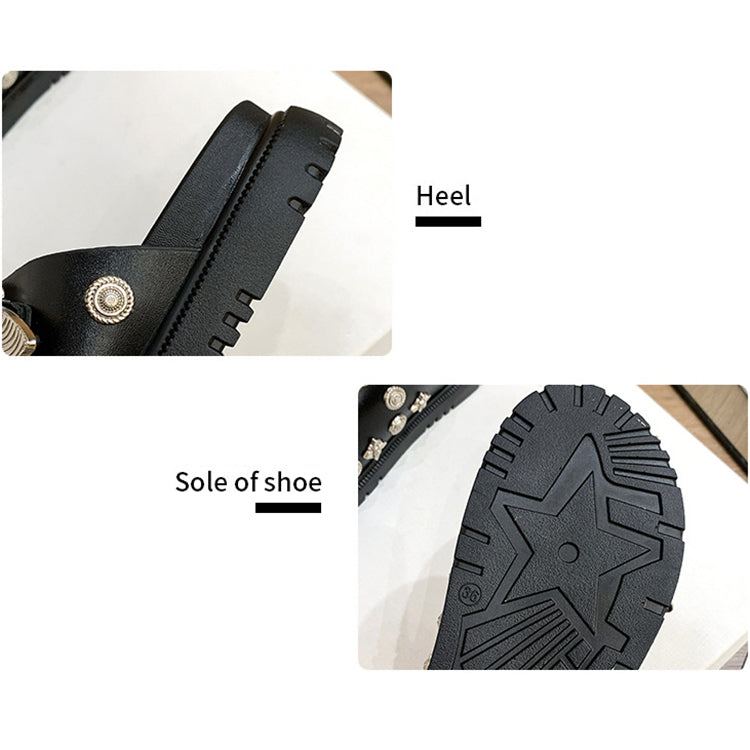 Chanclas planas con remaches de metal y tachuelas 