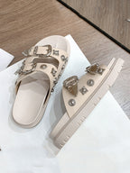 Chanclas planas con remaches de metal y tachuelas 