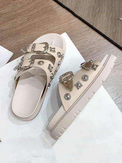 Chanclas planas con remaches de metal y tachuelas 