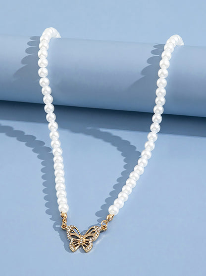 Collar con colgante de mariposa y perlas 