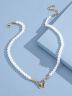 Collar con colgante de mariposa y perlas 