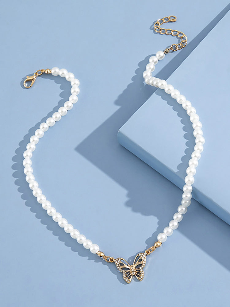 Collar con colgante de mariposa y perlas 