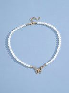 Collar con colgante de mariposa y perlas 