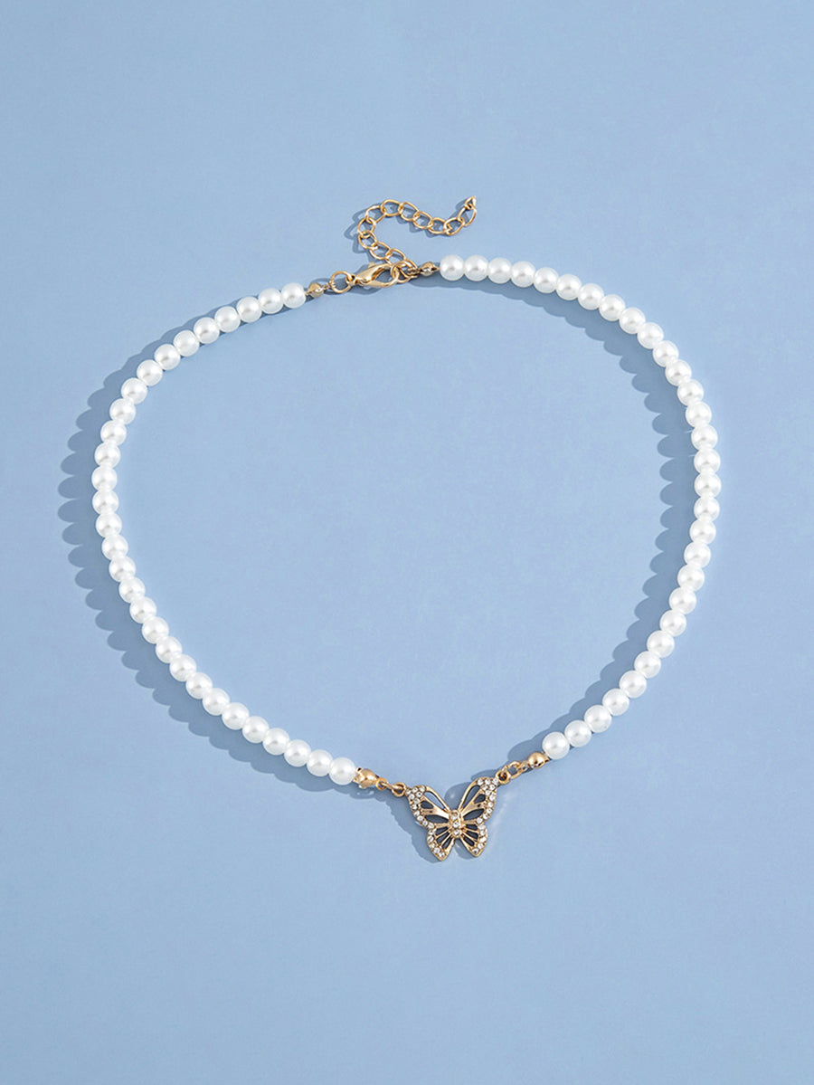Collar con colgante de mariposa y perlas 