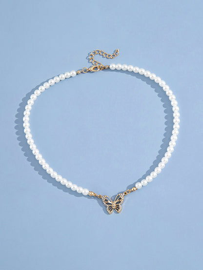 Collar con colgante de mariposa y perlas 