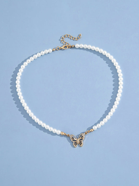 Collar con colgante de mariposa y perlas 