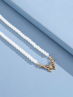 Collar con colgante de mariposa y perlas 