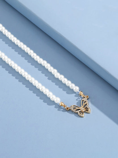 Collar con colgante de mariposa y perlas 