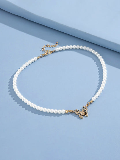 Collar con colgante de mariposa y perlas 