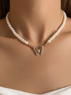 Collar con colgante de mariposa y perlas 