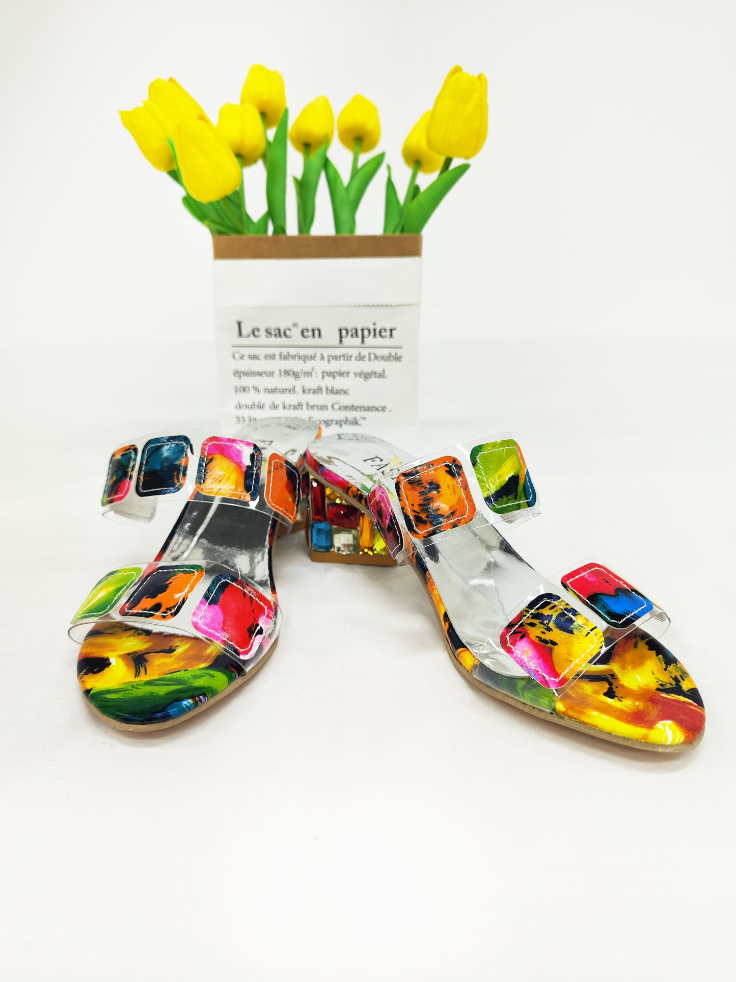 Chanclas gruesas con apliques de colores