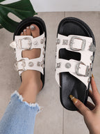Chanclas planas con remaches de metal y tachuelas 
