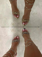 Sandalias de tacón alto con tira y adornos de diamantes de imitación 
