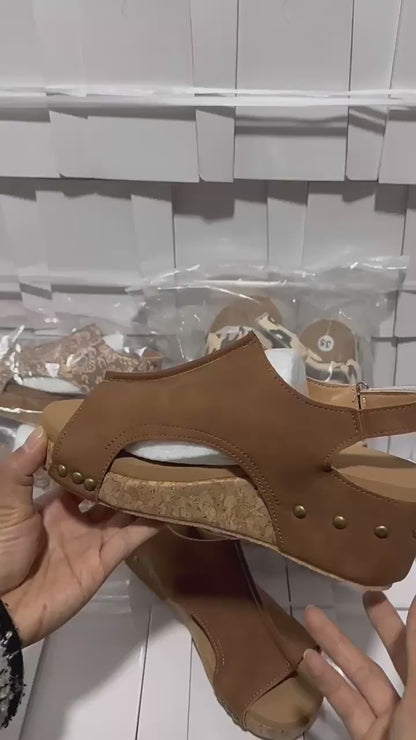 Sandalias romanas con cuña y tachuelas con punta abierta 