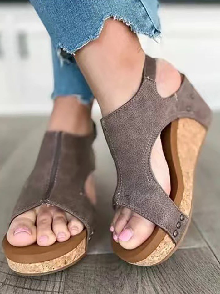 Sandalias romanas con cuña y tachuelas con punta abierta 