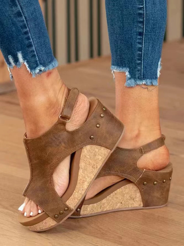 Sandalias romanas con cuña y tachuelas con punta abierta 