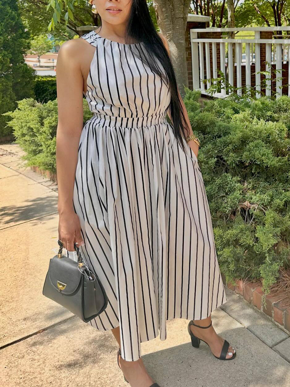 Vestido acampanado sin espalda con tiras cruzadas a rayas 