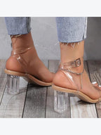 Tacones con puntera abierta y tiras transparentes de bloque grueso