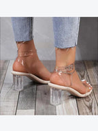 Tacones con puntera abierta y tiras transparentes de bloque grueso