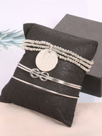 Pulsera minimalista con cuentas anudadas