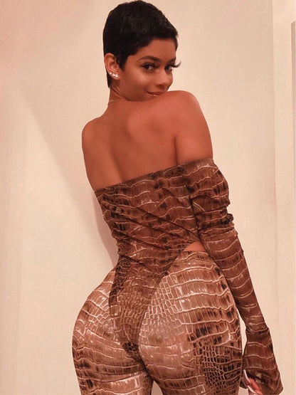 Mono estampado de dos piezas con hombros descubiertos + pantalones ajustados