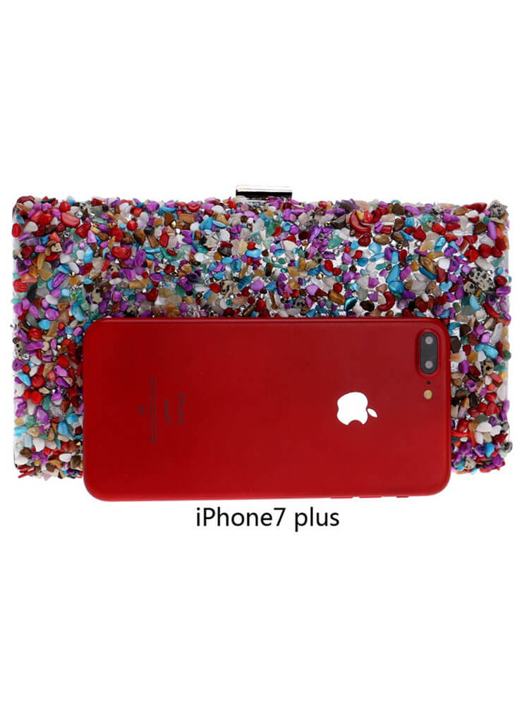 Bolsos cuboides con cadena de piedras de colores