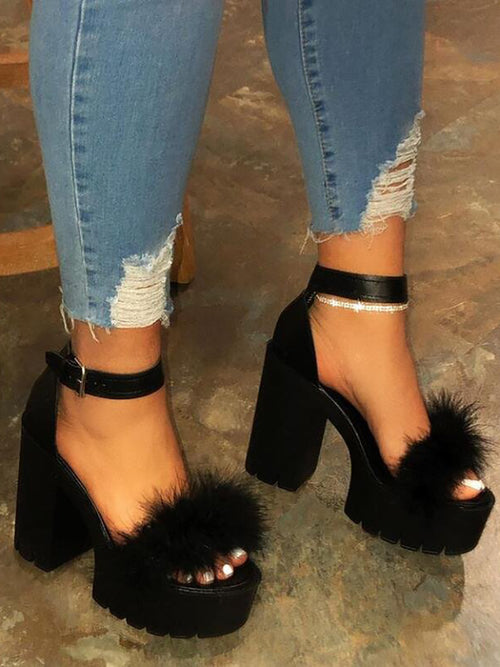 Tacones de plataforma gruesa con patchwork de plumas