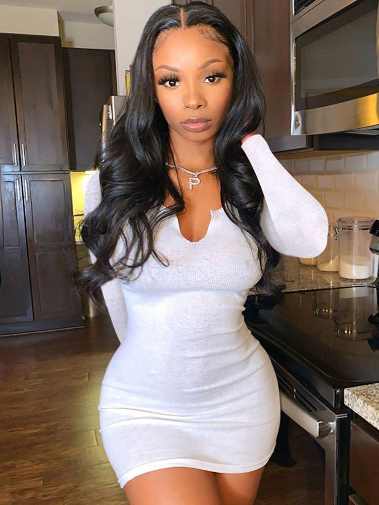 Minivestido ajustado con cuello redondo y manga larga