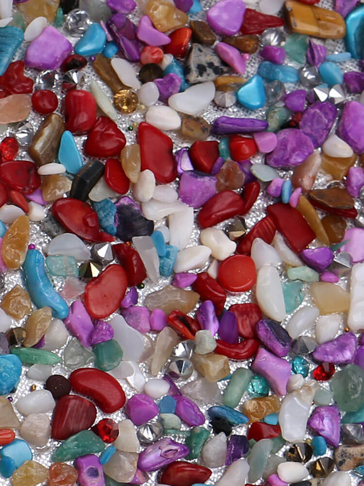 Bolsos cuboides con cadena de piedras de colores