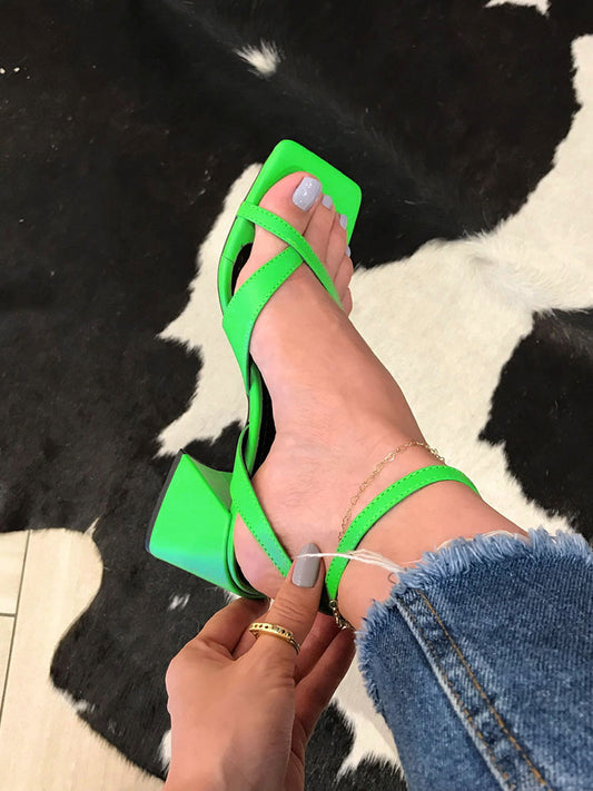 Tacones con punta abierta y gruesos cuadrados entrecruzados