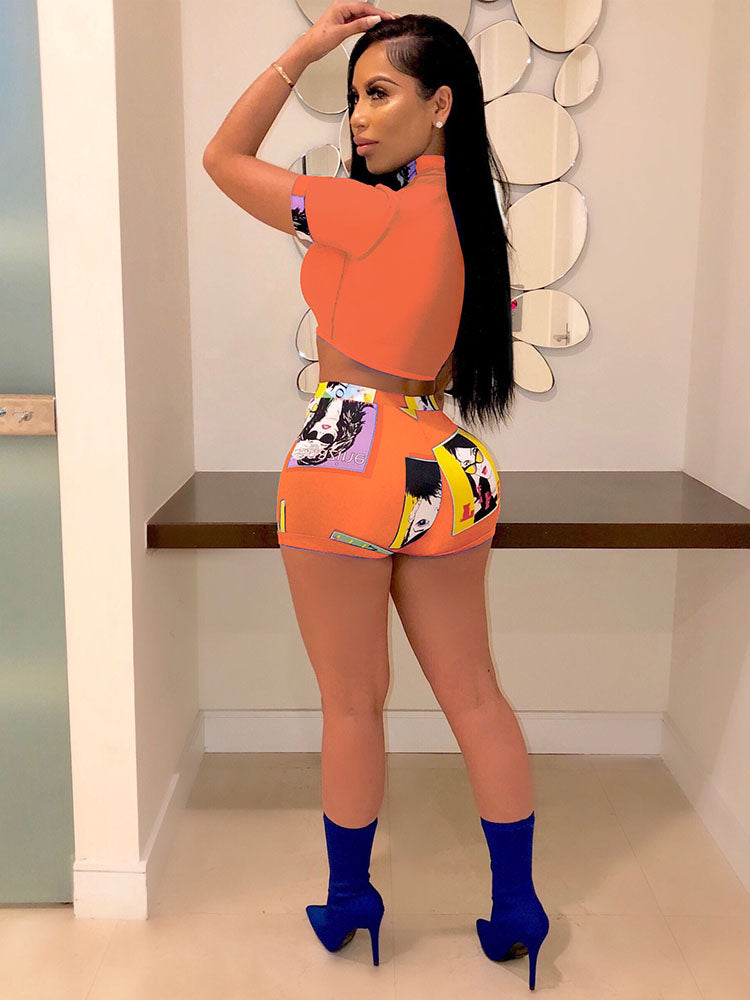 Cómo combinar pantalones cortos con top de malla de dos piezas