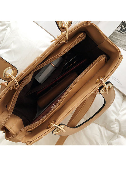 Bolso bandolera acolchado sencillo con colgante