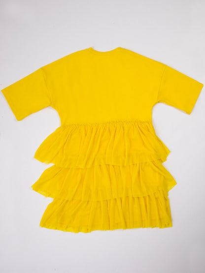 Vestidos estilo camiseta con estampado de letras y capas escalonadas de malla 