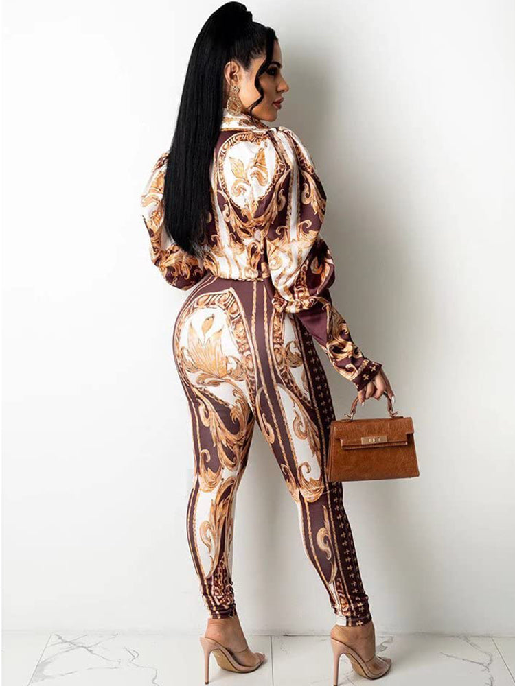 Tops estampados de manga larga y pantalones ajustados