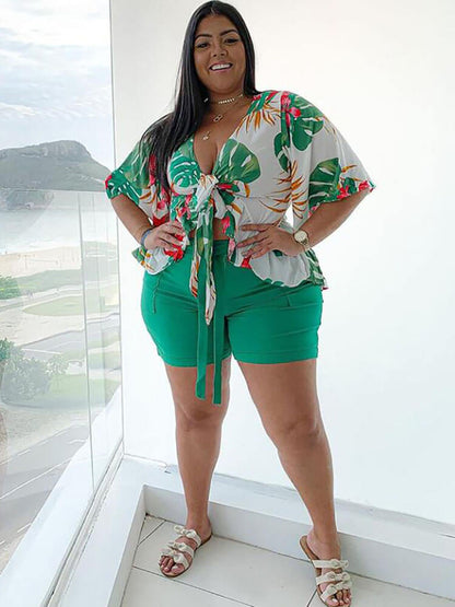 Conjunto de pantalones cortos florales con mangas con volantes y cordones de talla grande