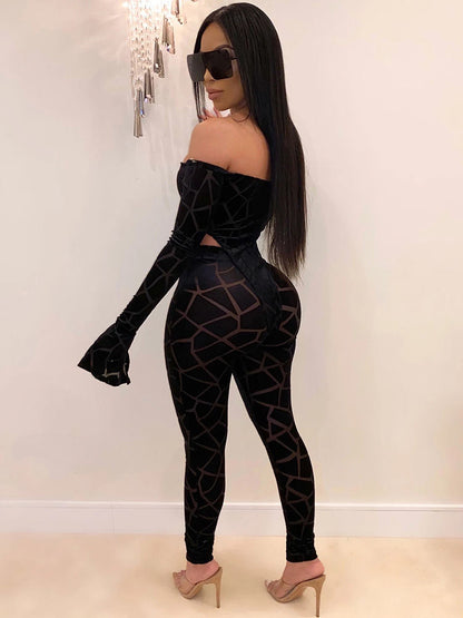 Mono estampado de dos piezas con hombros descubiertos + pantalones ajustados