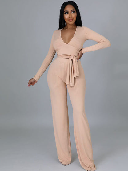 Top con cuello en V y pantalones largos con cordones irregulares de dos piezas