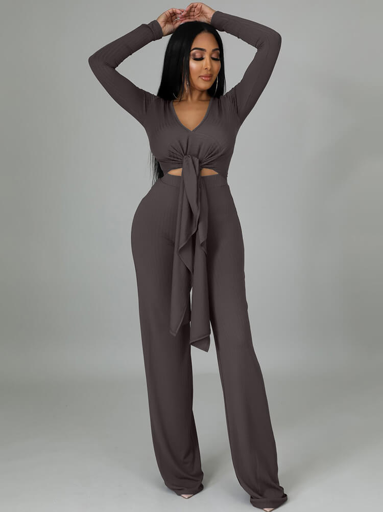 Top con cuello en V y pantalones largos con cordones irregulares de dos piezas