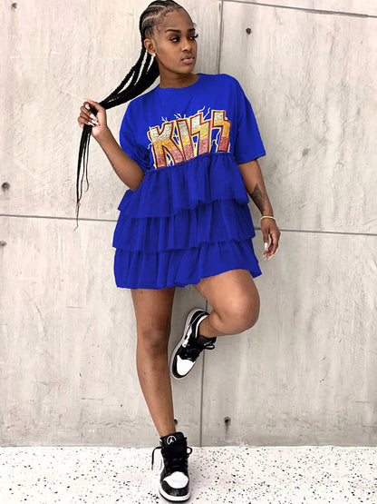 Vestidos estilo camiseta con estampado de letras y capas escalonadas de malla 