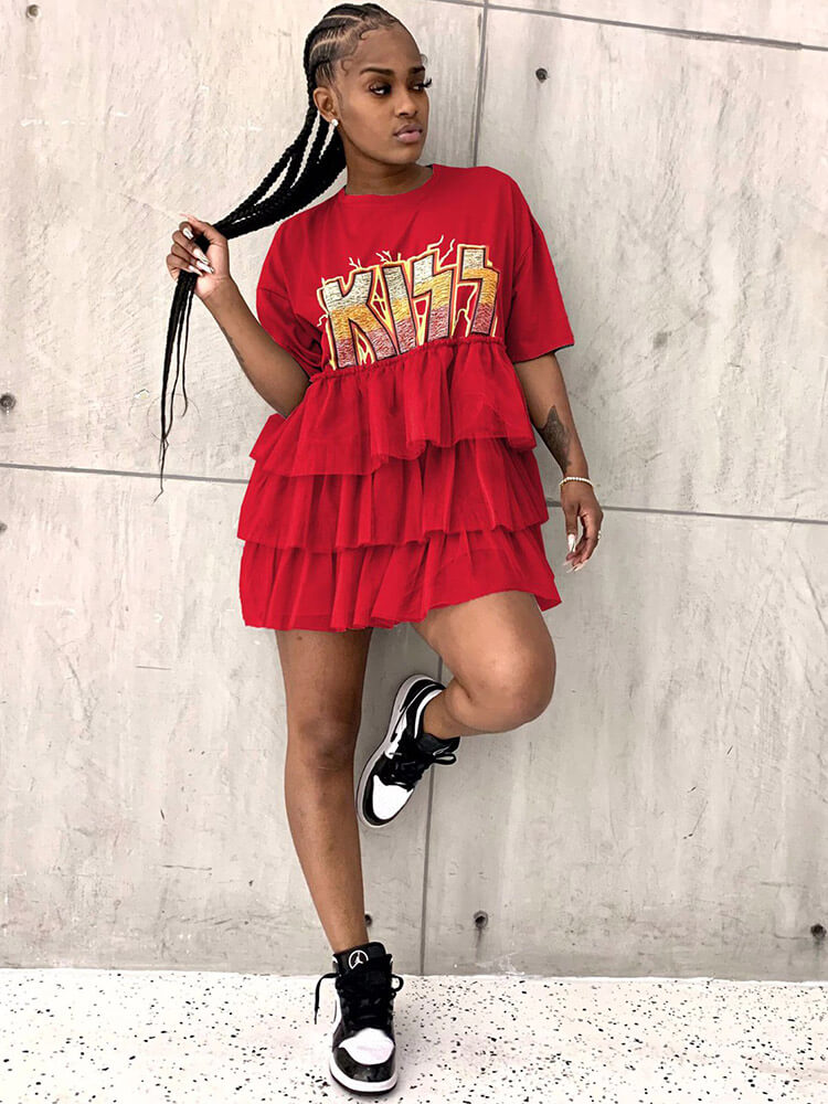 Vestidos estilo camiseta con estampado de letras y capas escalonadas de malla 