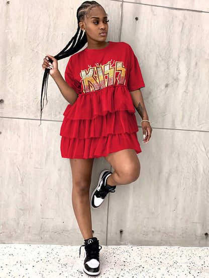 Vestidos estilo camiseta con estampado de letras y capas escalonadas de malla 